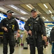 Beväpnade poliser på tågstationen St Pancras i London, England, den 3 november 2025. 