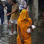 Till slut har regnsäsongen börjat i Mumbai i Indien.