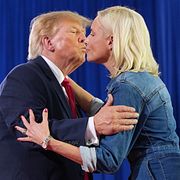 Trump och Ashley Hinson under kampanjmöte i Iowa, 23 oktober.