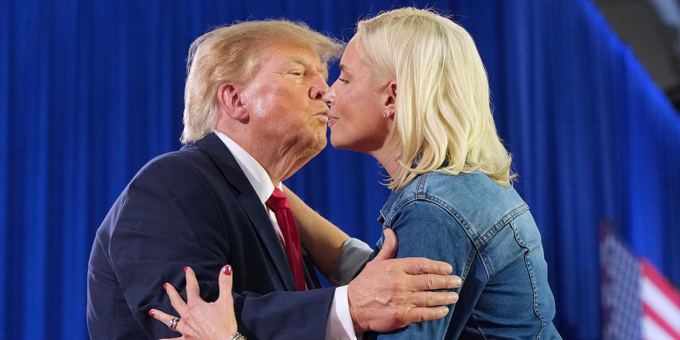 Trump och Ashley Hinson under kampanjmöte i Iowa, 23 oktober.
