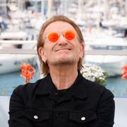 Bono fotograferas på filmfestivalen i Cannes i maj.
