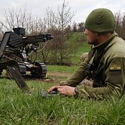 Ukrainsk soldat med markgående drönare.