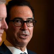 Arkivbild. USA:s finansminister Steven Mnuchin, tillsammans med Vita husets stabschef Mark Meadows. 