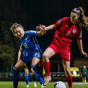 Johanna Rytting Kaneryd i närkamp mot Luxemburgs Edina Kocan.