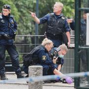 Poliser och avspärrningar vid Björns trädgård vid Medborgarplatsen i Stockholm där en polis har blivit skadad. Augusti 2017.