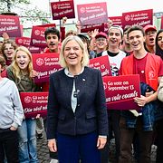 Socialdemokraternas partiledare Magdalena Andersson (S) valspurtar på Liljeholmstorget dagen innan valet.