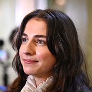 Romina Pourmokhtari (L).