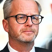 Socialdemokraternas ekonomisk-politiska talesperson Mikael Damberg (S) möter media efter en pressträff i riksdagen på onsdagen.