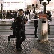 Poliser på plats efter att ett barn knivhuggits i Brunnsparken i centrala Göteborg. Arkivbild.