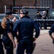 Polis på plats vid brottsplatsen.