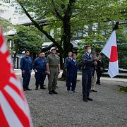 Besökare vid Yasukuni på lördagen.