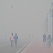 Människor promenerar nära triumfbågen India Gate.