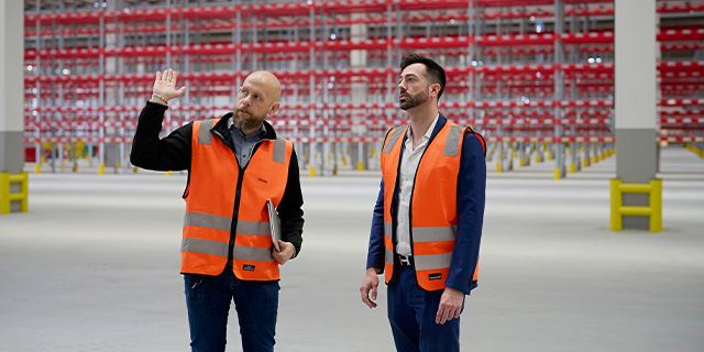 AJ Produkters lagerchef Fredrik Emilsson tillsammans med David Bray, vice vd på AJ Produkter. 