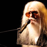 Leon Russell uppträder i samband med att han väljs in i Rock & Roll Hall of Fame 2011.