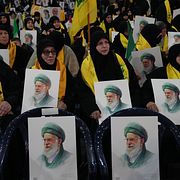Hezbollah-supportrar med Ali Khameneis porträtt. Arkivbild.