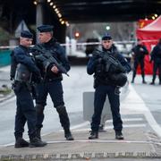 Fransk polis nära parken i Parisförorten Villejuif.