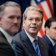 USA:s finansminister Scott Bessent (i mitten).