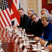 Donald Trump och Theresa May vid ett rundabordssamtal med näringslivet i London.