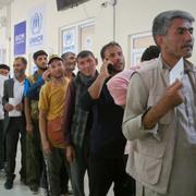 Afghanska flyktingar söker hjälp vid gränsövergången Islam Qala i Afghanistan, 20 juni 2025. 