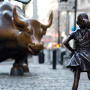 Arkivbild: The Charging Bull och Fearless Girl på Lower Broadway i New York.