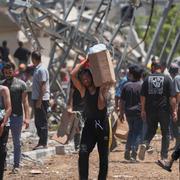 Palestinier bär lådor med mat.