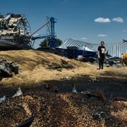 Ukrainska Olha i resterna av lagerbyggnader på en lantgård i Odesaregionen, Ukraina, 21 juli 2023.