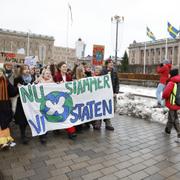 Den ungdomsledda organisationen Aurora under protesten inför att gruppen lämnade sin stämningsansökan mot staten för deras bristande klimatarbete.