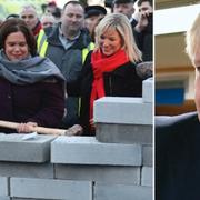 Sinn Féins partiledare Mary Lou McDonald river en låtsasmur på gränsen mellan Nordirland och Irland. Boris JOhnson. 