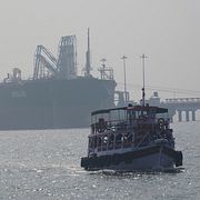 En oljetanker med liberisk flagg tog sig igenom Hormuzsundet och nådde Indien på torsdagen.