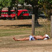 En man solar i London den 3 augusti 2026.