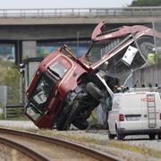 Hängande lastbil stoppar tågen till Danmark vid Svågertorp, utanför Malmö.
