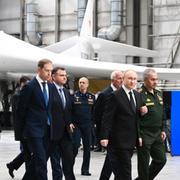 Vladimir Putin och försvarsminister Sergej Shoigu besöker en fabrik som tillverkats stridsflygplan i Kazan. 