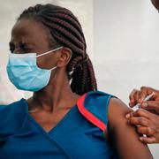 Kenyansk kvinna får vaccin mot covid-19. 