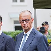 Tysklands förbundskansler Friedrich Merz med Nederländernas premiärminister Rob Jetten (höger) pch Natos generalsekreterare Mark Rutte (vänster).