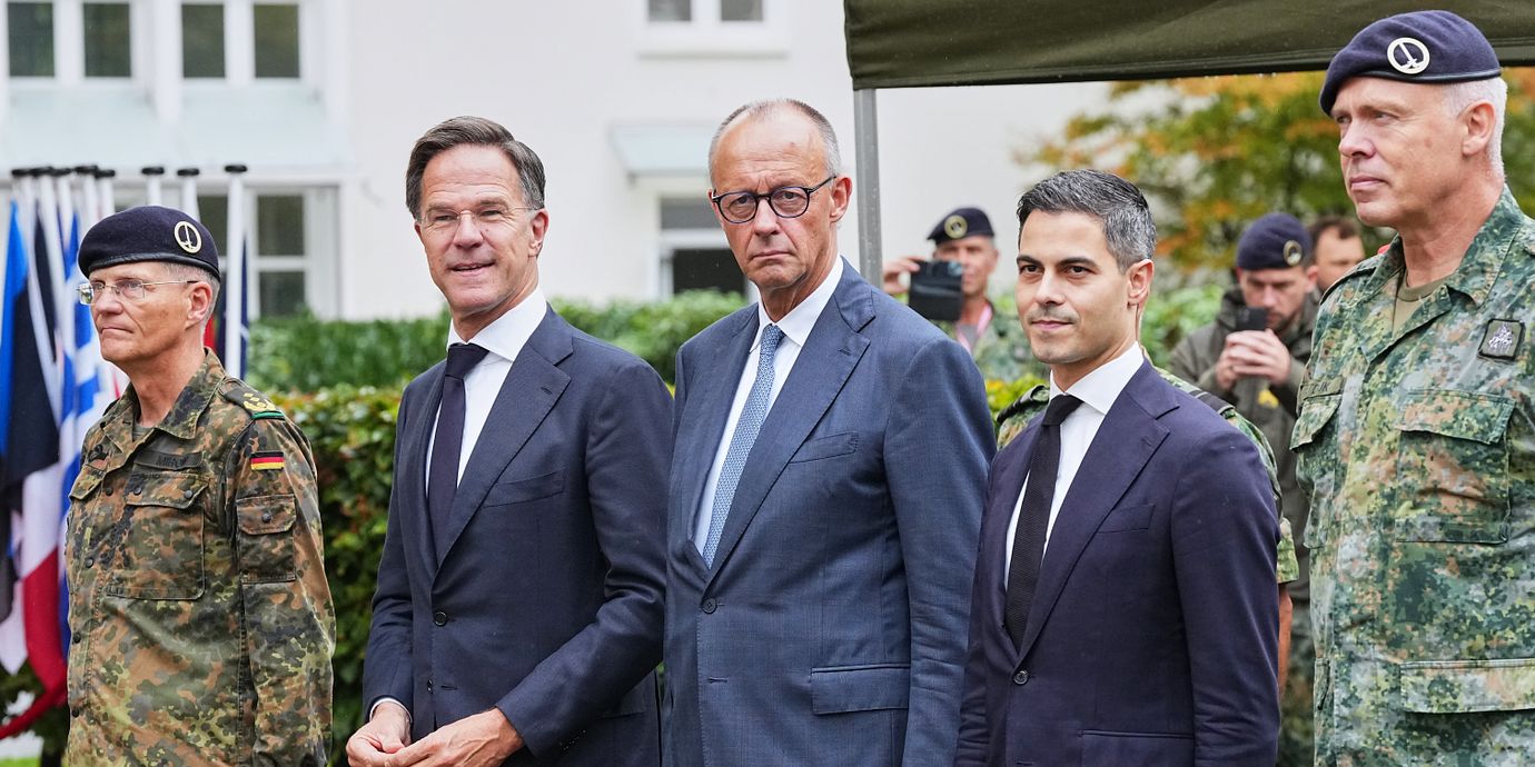 Tysklands förbundskansler Friedrich Merz med Nederländernas premiärminister Rob Jetten (höger) pch Natos generalsekreterare Mark Rutte (vänster).