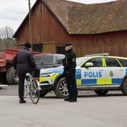 Polis på platsen där Amelas kropp hittades.