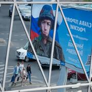 20 augusti. Köpcentrum i St Petersburg med reklam för ryska armén.