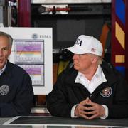 Texas guvernör Greg Abott och president Donald Trump.