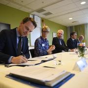 Peter Danielsson, kommunstyrelsens ordförande i Helsingborg, Catharina Håkansson Boman, förhandlingsperson på Sverigeförhandlingen, HG Wessberg, förhandlingsperson på Sverigeförhandlingen, Henrik Fritzon, regionstyrelsens ordförande, Region Skåne, och Anders Almgren, Kommunstyrelsens ordförande i Lunds kommun, skriver under avtalen.