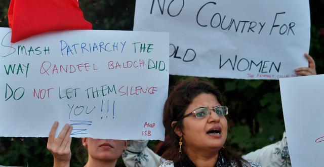 Kvinnor protesterar mot hedersvåldet i Pakistans huvudstad Islamabad i juli. Anjum Naveed / TT / NTB Scanpix