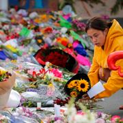 Sörjande lägger ner blommor vid en av moskéerna efter attentaten