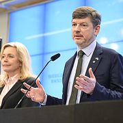 Partiledare Elisabeth Thand Ringqvist (C), partiledare och Martin Ådahl (C), ekonomiskpolitisk talesperson.