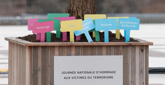 Skyltar med namn på städer i Europa som drabbats av terrordåd.  Gonzalo Fuentes / TT NYHETSBYRÅN
