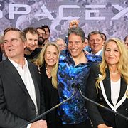 Glada miner vid noteringen av Space X.