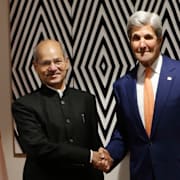 Indiens klimatminister Shri Anil Madhav Dave skakar hand med USA:s utrikesminister John Kerry inför mötet i Kigali.
