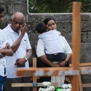 Begravning för en 13-årig pojke efter terrordåden i Sri Lanka.