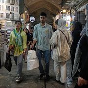 Människor shopparr i centrala Teheran i juni.