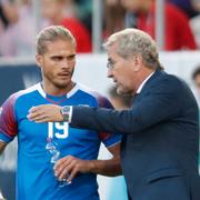 Erik Hamrén diskuterar med Rurik Gislason under matchen.