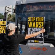 Demonstrant blockerar en väg under protesterna i Tel Aviv.