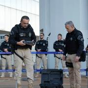 Poliser utanför Högsta domstolen i Brasilia. 